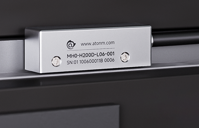 Can a displacement sensor measure and control displacement differences?