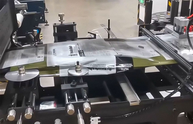 铝箔袋检测怎么做？通过式金属双张检测器900E识别单袋与叠袋的方案