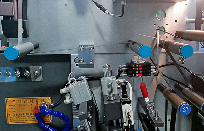 锂电制片机高速产线，CL1颜色传感器区分铜箔 / 铝箔