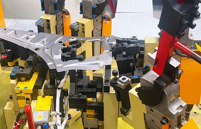 Double detector case: solving the stacking problem in automotive welding production lines
